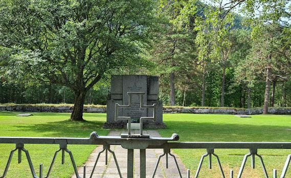 Bilde av fellesmonumentet på Botn jugoslaviske krigsgravplass