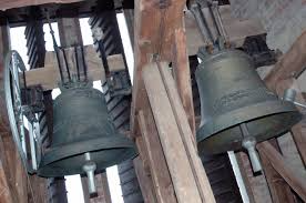 Bilde av kirkeklokker i et klokketårn