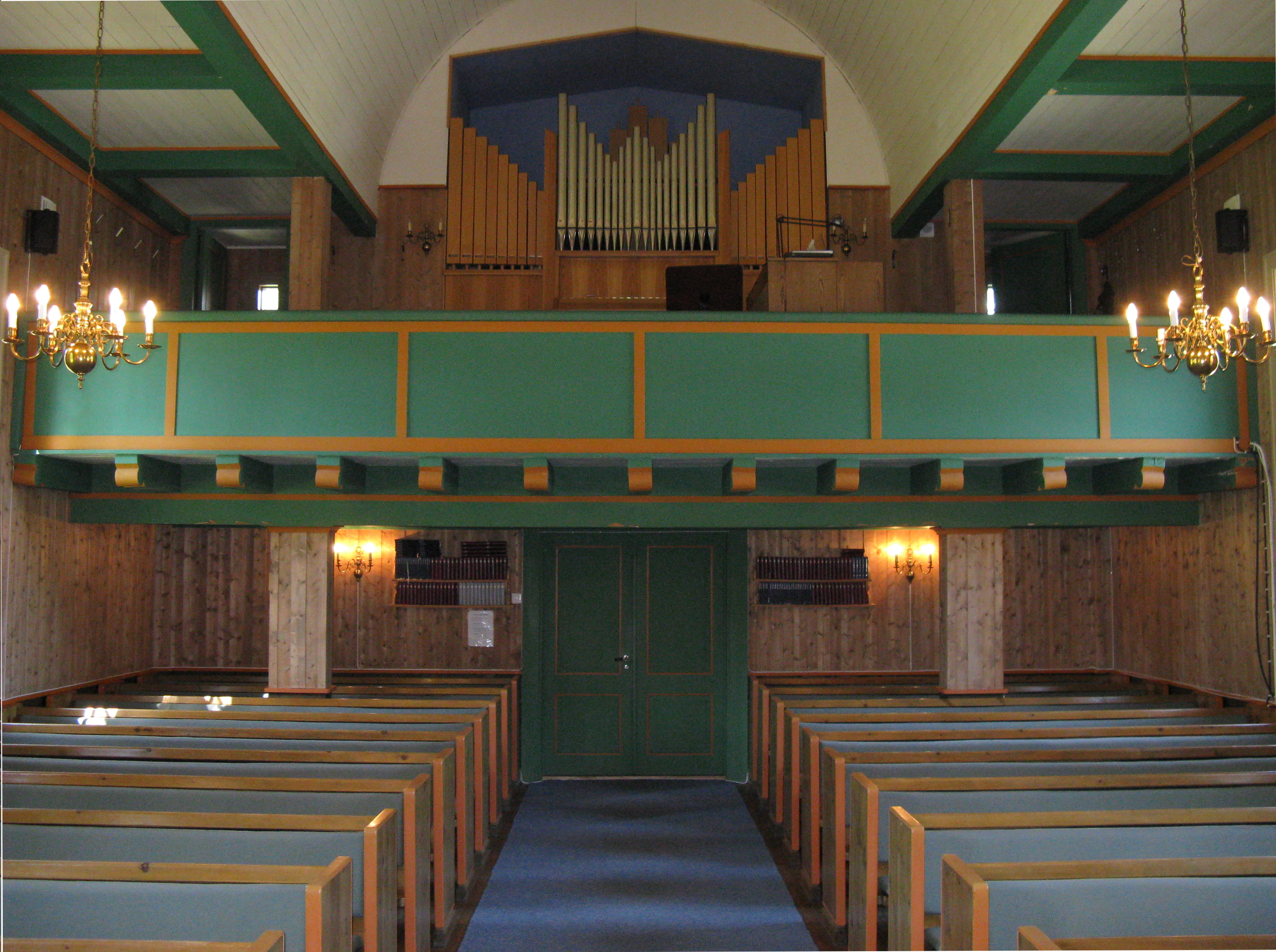 Foto av Øvre Saltdal kirke, interiør. Kirkerommet og orgelgalleriet sett fra koret.