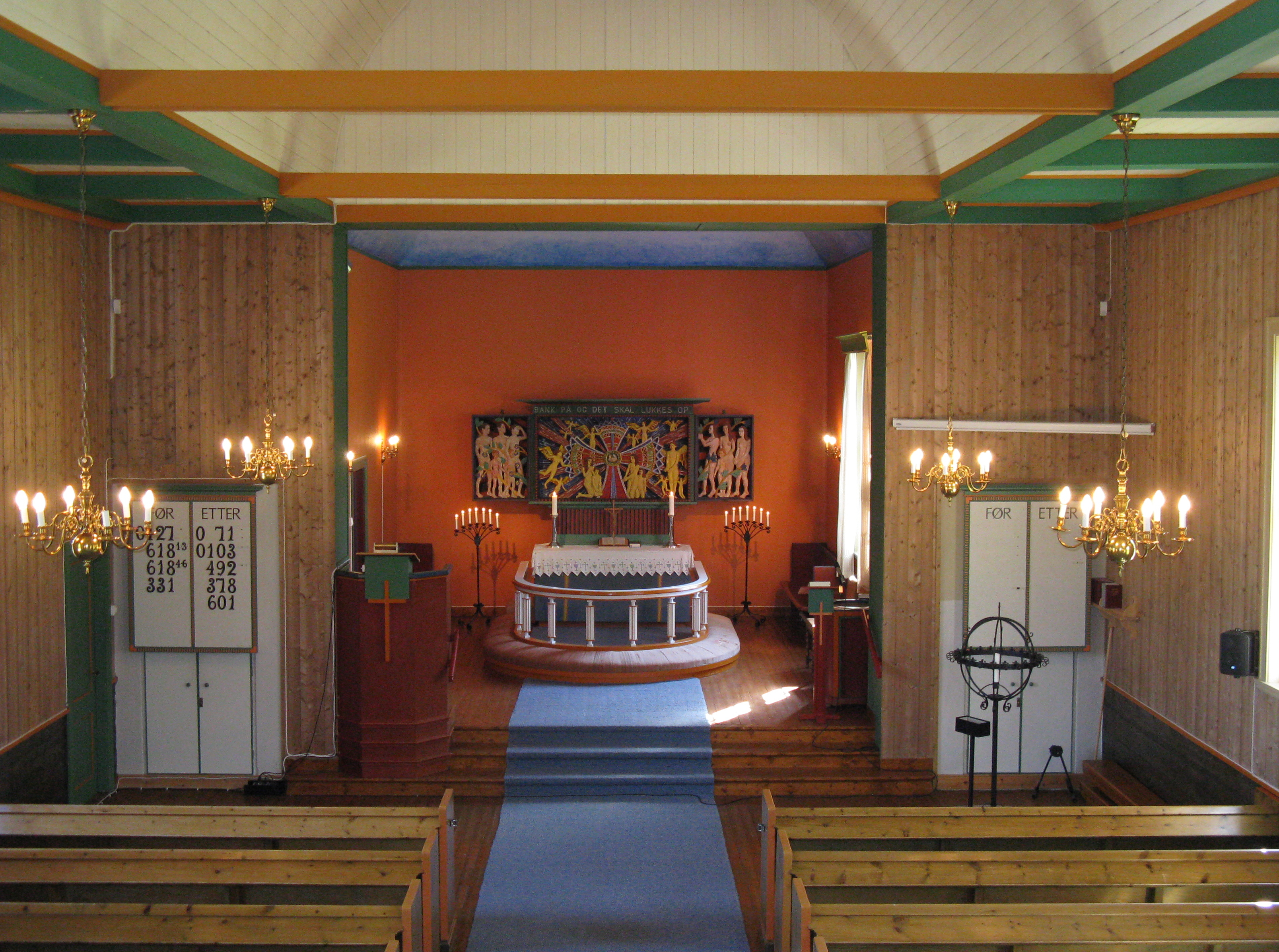 Foto av Øvre Saltdal kirke, interiør. Kirkerommet og koret sett fra orgelgalleriet.