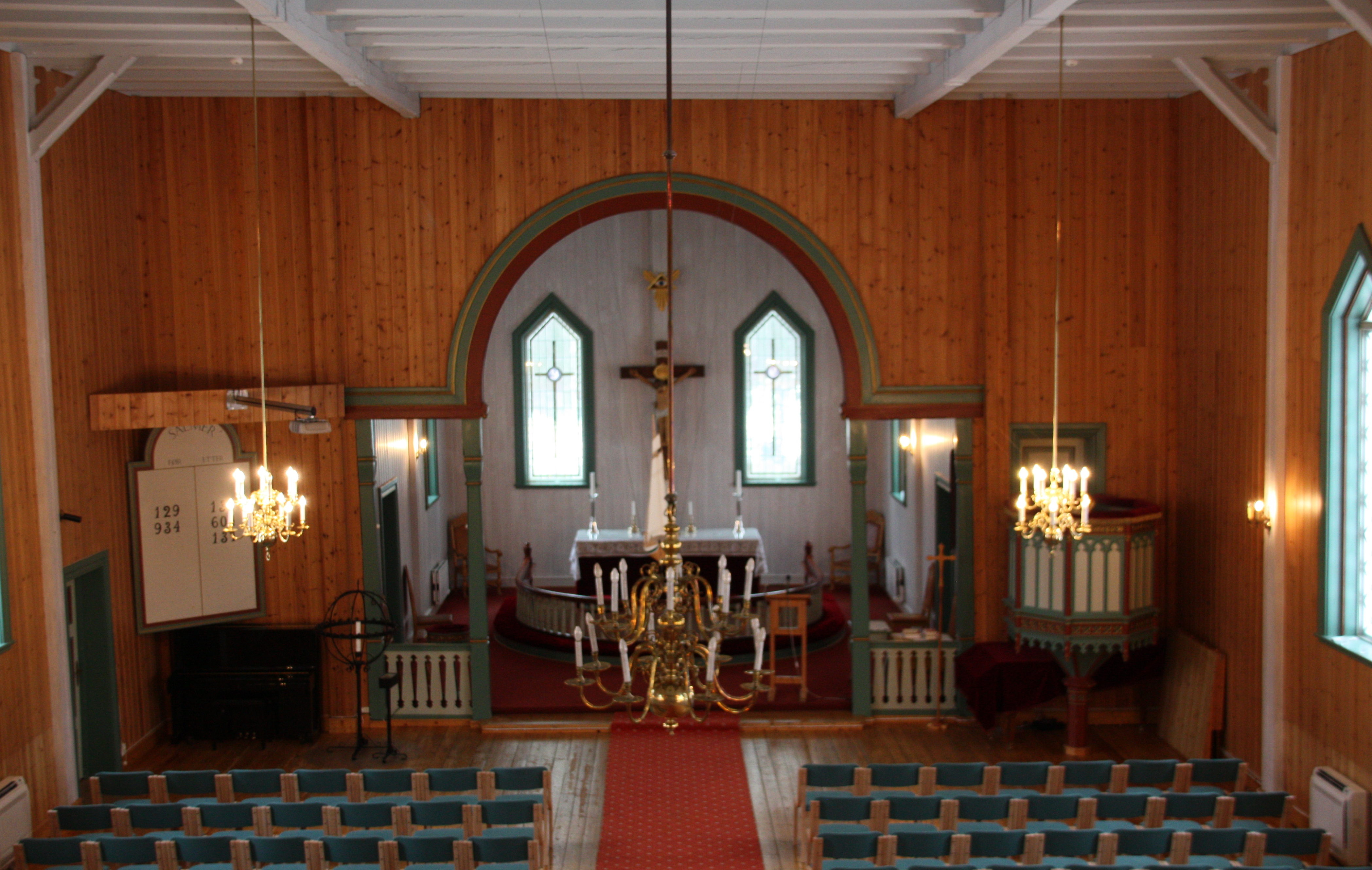 Foto av Saltdal kirke, interiør. Kirkerommet og koret sett fra orgelgalleriet