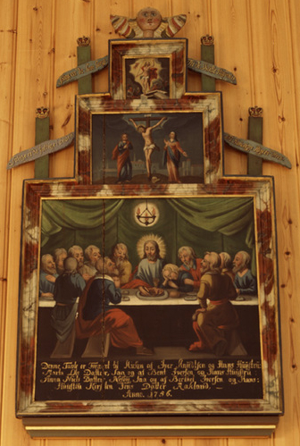 Foto av den gamle altertavlen i Saltdal kirke fra 1700-tallet.