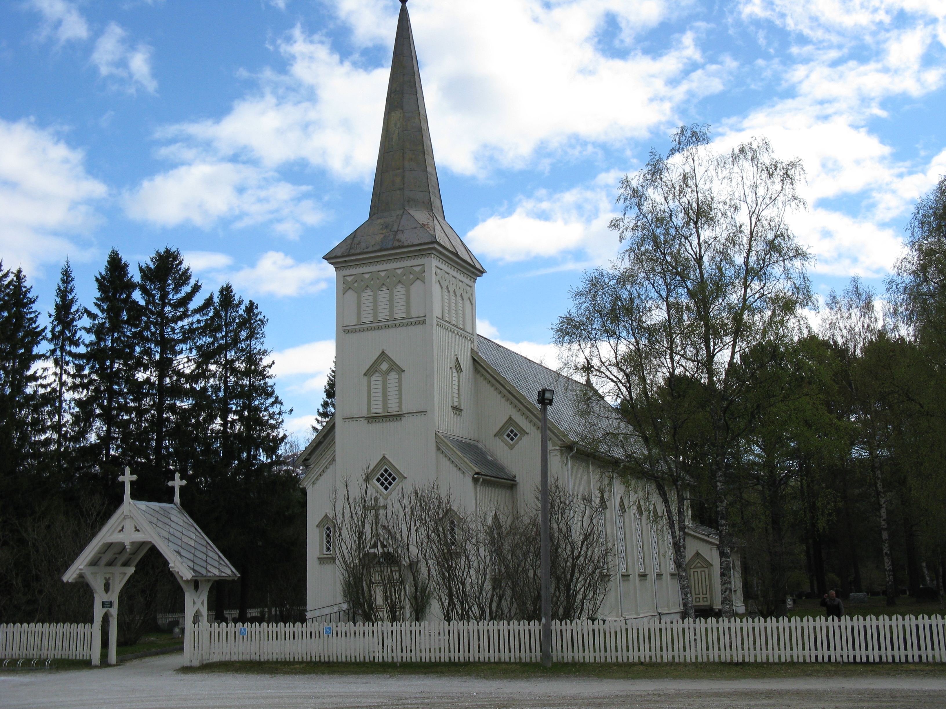 Saltdal kirke med hovedinngangen, sett fra vest