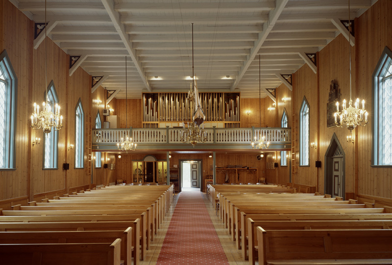 Foto av Saltdal kirke, interiør. Kirkerommet og orgelgalleriet sett fra koret.